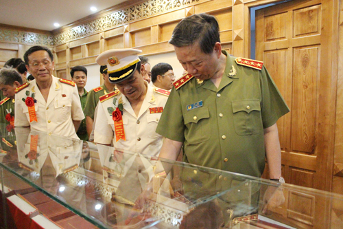 Đồng chí Bộ trưởng Tô Lâm thăm quan Nhà Tiến sĩ - Học viện CSND